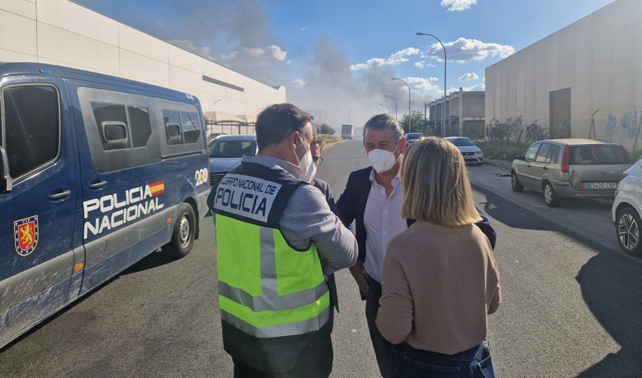 Antonio Sanz junto a otros responsables políticos desplazados a la zona del incendio.